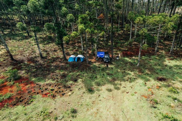 Quelle croisière offre des randonnées pour découvrir les geysers et sources chaudes en Islande?